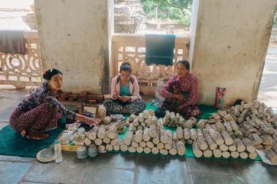 世界上佛塔最多的城市,當(dāng)?shù)厝嗣裆钬毧?每天只有30元的收入